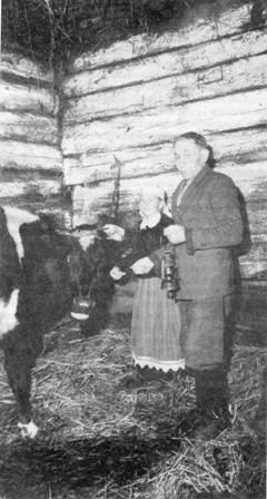 Opłatek dla bydła we wsi Tatary na Kurpiach, 1953 fot.CAF, M.Baranowski