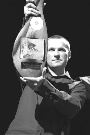 2.	Adam Romaski  (Beltaine) odbiera nagrod podczas festiwalu 'Nowa Tradycja', 2008. fot.: Dariusz Anaszko