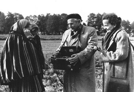 Jadwiga i Marian Sobiescy podczas nagrań w Opoczyńskiem, 1958 r.