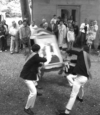 Podrzucanie feretronu w czasie Odpustu Trjcy witej fot.: Tadeusz T. Guszko